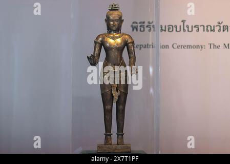 Bangkok, Thailand. Mai 2024. Eine 900 Jahre alte Bronzestatue des hinduistischen Gottes Shiva, auch bekannt als „Golden Boy“, die während einer Repatriierungszeremonie im Nationalmuseum von Thailand ausgestellt wurde. 2 der alten Bronzestatuen, eine 900 Jahre alte Statue des hinduistischen Gottes Shiva, auch bekannt als „Golden Boy“ und „kniende Frau“, wurden von den Vereinigten Staaten nach Thailand zurückgebracht, nachdem sie 1975 illegal aus Thailand geschmuggelt wurden. Quelle: SOPA Images Limited/Alamy Live News Stockfoto