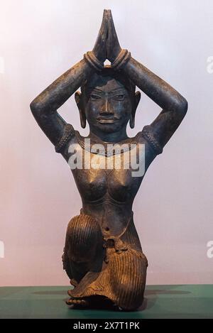 Bangkok, Thailand. Mai 2024. Kniende weibliche Statue, die während einer Repatriierungszeremonie im Thailändischen Nationalmuseum ausgestellt wurde. 2 der alten Bronzestatuen, eine 900 Jahre alte Statue des hinduistischen Gottes Shiva, auch bekannt als „Golden Boy“ und „kniende Frau“, wurden von den Vereinigten Staaten nach Thailand zurückgebracht, nachdem sie 1975 illegal aus Thailand geschmuggelt wurden. Quelle: SOPA Images Limited/Alamy Live News Stockfoto