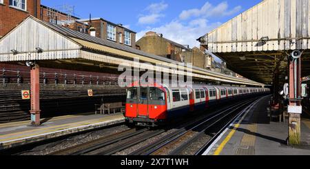 London, Großbritannien - 23. März 2024; Piccadilly Line U-Bahn in Richtung Osten am Barons Court Bahnsteig tagsüber Stockfoto