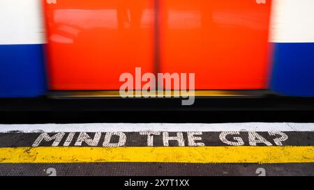 London, Großbritannien - 23. März 2024; legendäres Warnschild für London Transport in der U-Bahn, um an die Lücke zwischen der unscharfen U-Bahn und dem Bahnsteig zu denken Stockfoto