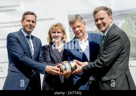 Wilhelmshaven, Deutschland. Mai 2024. Von links nach rechts: OLAF Lies, niedersächsische Wirtschaftsministerin Julia Prescot, Präsidentin von NeuConnect, Robert Habeck, deutscher Wirtschaftsminister, und Greg Hands, britische Staatssekretärin für Handelspolitik. Quelle: Sina Schuldt/dpa/Alamy Live News Stockfoto