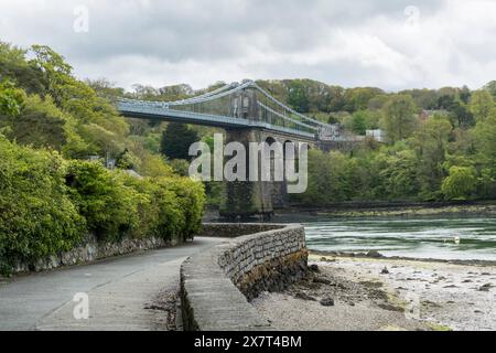 Blick auf die Menai Hängebrücke, Anglesey, North Wales, Großbritannien. Aufgenommen am 24. April 2024. Stockfoto