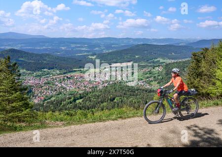 Aktive Seniorin auf einer Fahrradtour mit ihrem E-Mountainbike im felsigen Gipfel des Großen Arbers im Bayerischen Wald, Bayern, Ger Stockfoto