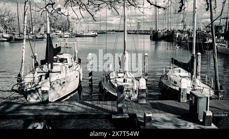 Drei Segelboote legten bereitwillig für eine neue Saison im Frühjahr in Enkhuizen an. Stockfoto