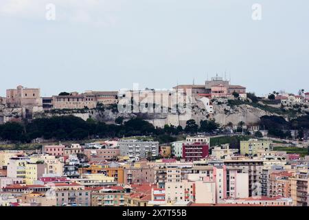 Blick aus der Vogelperspektive von Cagliari, Sardinien, Italien mit mittelalterlichen befestigten und ummauerten Quartiere Castello, auf einem Hügel im Hintergrund Stockfoto