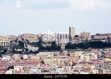 Blick aus der Vogelperspektive von Cagliari, Sardinien, Italien mit mittelalterlichen befestigten und ummauerten Quartiere Castello, auf einem Hügel im Hintergrund Stockfoto