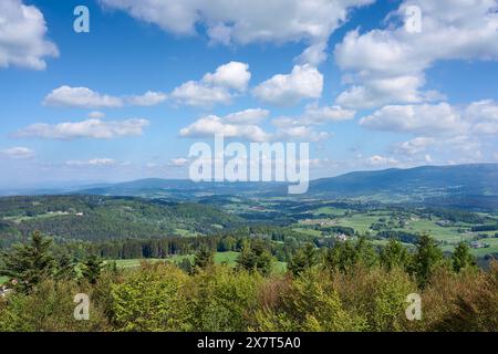 Landschaft mit Panoramablick über den Bayerischen Wald bei Waldkirchen, mit Dreisessel und Groß im Hintergrund, Bayern, Deutschland Stockfoto