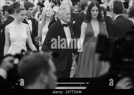 Michael Douglas bei den Filmfestspielen von Cannes 2023. Auf dem Foto wird Douglas auf einer Leinwand mit Catherine Zeta-Jones und der Tochter Carys aufgenommen. Stockfoto