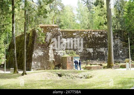 Ketrzyn, Gierloz, Polen - 11. Mai 2024 - Besucherbunker bei Wolf's Lügner Stockfoto