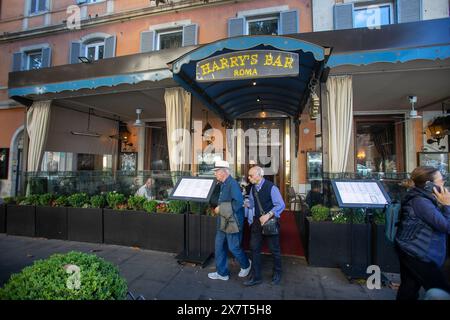 Esterni del locale in cui &#xe8; avvenuta l'aggressione Harry's Bar Via Veneto dolce vita, Il Paparazzo Rino Barillari aggredito da Gerard Depardieu, Martedi 21 Maggio 2024 Roma, Italia ( Foto Francesco Benvenuti /LaPresse) Außenansicht der Bar, in der der der Angriffstheke Harry's Bar Via Veneto dolce vita, Paparazzo Rino Barillari angegriffen von Gerard Depardieu, Dienstag, 21. Mai 2024 Rom, Italien ( Foto Francesco Benvenuti /LaPresse) Esterni del locale in cui &#xe8; avvenuta l'aggressione Harry's Bar Via Veneto dolce vita, Il Paparazzo Rino Barillari aggredito da Gerard Depardieu, Martedi 21 Stockfoto