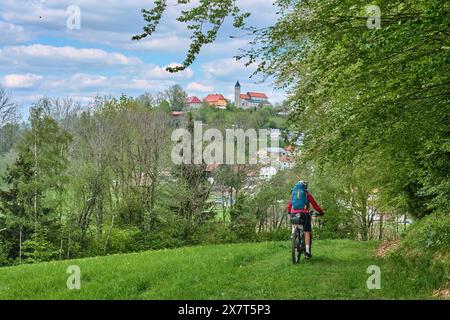 Aktive Seniorin auf einer Fahrradtour mit ihrem E-Mountainbike im Bayerischen Wald bei Wollaberg, Bayern Stockfoto