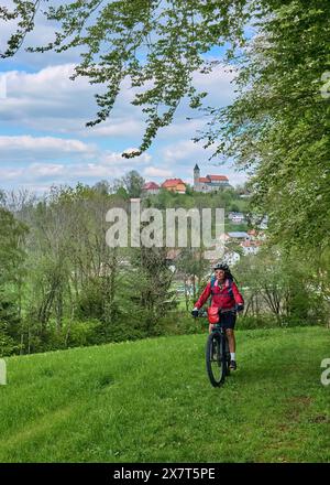 Aktive Seniorin auf einer Fahrradtour mit ihrem E-Mountainbike im Bayerischen Wald bei Wollaberg, Bayern Stockfoto