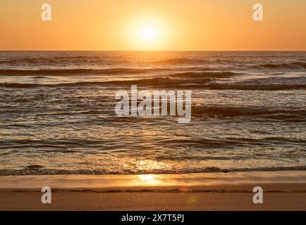 Sonnenuntergang Über Ozeanwellen Und Strand In Südafrika Stockfoto