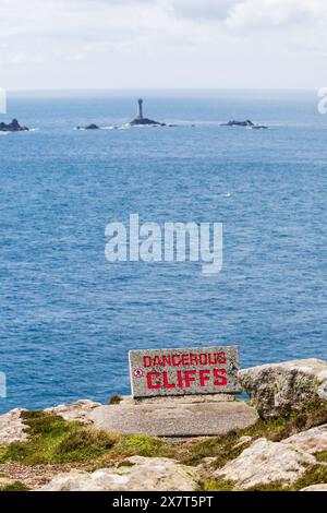 Gefährliche Klippen Schild am westlichsten Punkt Englands, Lands End, mit dem Longship Leuchtturm. Cornwall, West Country, England Stockfoto