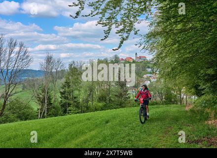 Aktive Seniorin auf einer Fahrradtour mit ihrem E-Mountainbike im Bayerischen Wald bei Wollaberg, Bayern Stockfoto