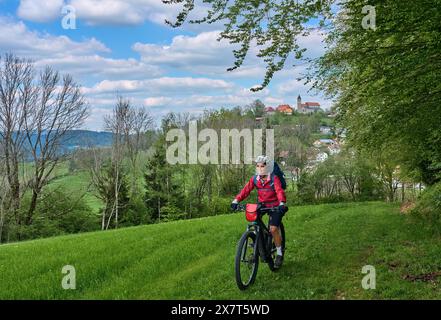 Aktive Seniorin auf einer Fahrradtour mit ihrem E-Mountainbike im Bayerischen Wald bei Wollaberg, Bayern Stockfoto