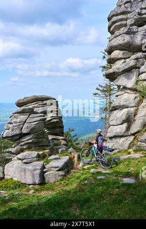 Aktive Seniorin auf einer Bike-Packtour mit ihrem E-Mountainbike im Gipfelgebiet des Dresesselgebirges im Bayerischen Wald bei Neurei Stockfoto