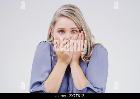 Überraschung, Info und Porträt einer Frau mit Stress für Nachrichten auf weißem Hintergrund im Studio. Schockiert, Gesicht und College-Student mit Angst vor Fehlern Stockfoto