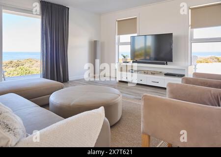 Innenaufnahme Mit Lounge In Wunderschönem Hotel Am Meer Mit Blick Auf Das Meer Stockfoto