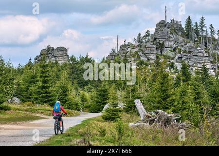 Aktive Seniorin auf einer Bike-Packtour mit ihrem E-Mountainbike im Gipfelgebiet des Dresesselgebirges im Bayerischen Wald bei Neurei Stockfoto