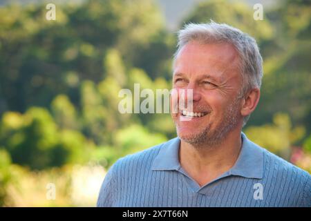 Porträt Des Lachenden Und Lächelnden Reifen, Der Draußen Auf Dem Land Steht Stockfoto