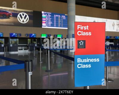 Check-in der First Class und Business Class am Flughafen Ljubljana, Slowenien. Stockfoto
