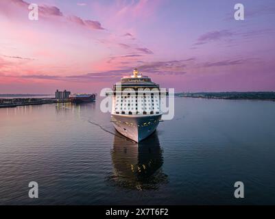 Southampton, Großbritannien - 12. Mai 2024 Royal Caribbean Cruise Ship Anthem of the Seas kommt im Hafen an Stockfoto