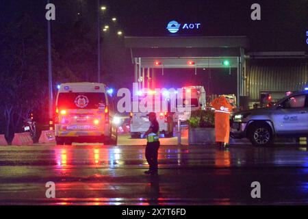 Bangkok, Thailand. Mai 2024. Krankenwagen werden vor dem Suvarnabhumi Flughafen in Bangkok, Thailand, am 21. Mai 2024 gesichtet. Schwere Turbulenzen auf dem Flug SQ321 der Singapore Airlines von London nach Singapur haben einen Passagier getötet und 30 weitere verletzt, was eine Notlandung am Suvarnabhumi Airport in Thailands Hauptstadt Bangkok am Dienstag erforderlich machte, sagten die thailändischen Behörden. Quelle: Rachen Sageamsak/Xinhua/Alamy Live News Stockfoto