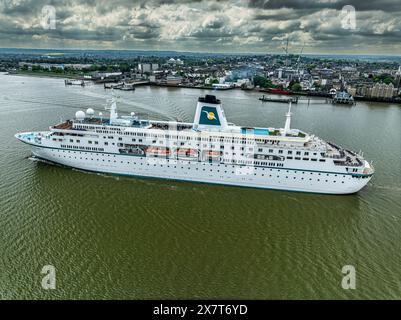 Fluss Themse, Gravesend, Kent, Großbritannien 25. April 2022 Drohnenaufnahme von MS Deutschland, die Gravesend passiert Stockfoto