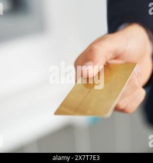 Person, händigt und kauft mit Kreditkarte für Zahlung, Banking oder Kasse im E-Commerce oder Shopping. Nahaufnahme des Benutzers oder Kontoinhabers mit Lastschrift Stockfoto