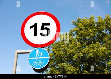 Straßenschilder maximale Geschwindigkeitsbegrenzung und gemeinsamer Fahrrad- und Fußgängerweg im Freien Stockfoto