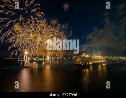 Cunard's New Mega Cruise Liner, Queen Anne, Abfahrt Southampton, Hampshire, Großbritannien - 3. Mai 2024 Queen Anne startet mit einem herrlichen Feuerwerk Stockfoto