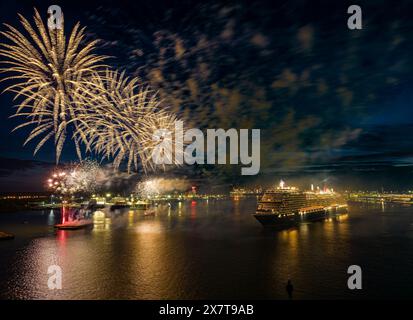 Cunard's New Mega Cruise Liner, Queen Anne, Abfahrt Southampton, Hampshire, Großbritannien - 3. Mai 2024 Queen Anne startet mit einem herrlichen Feuerwerk Stockfoto