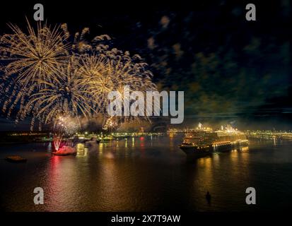 Cunard's New Mega Cruise Liner, Queen Anne, Abfahrt Southampton, Hampshire, Großbritannien - 3. Mai 2024 Queen Anne startet mit einem herrlichen Feuerwerk Stockfoto