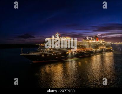 Cunard's New Mega Cruise Liner, Queen Anne, Abfahrt Southampton, Hampshire, Großbritannien - 3. Mai 2024 Queen Anne startet mit einem herrlichen Feuerwerk Stockfoto