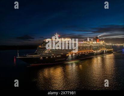 Cunard's New Mega Cruise Liner, Queen Anne, Abfahrt Southampton, Hampshire, Großbritannien - 3. Mai 2024 Queen Anne startet mit einem herrlichen Feuerwerk Stockfoto