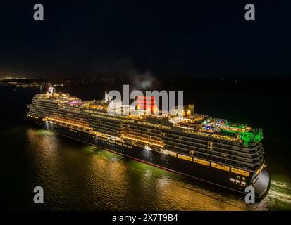 Cunard's New Mega Cruise Liner, Queen Anne, Abfahrt Southampton, Hampshire, Großbritannien - 3. Mai 2024 Queen Anne startet mit einem herrlichen Feuerwerk Stockfoto