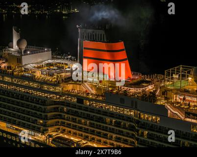 Cunard's New Mega Cruise Liner, Queen Anne, Abfahrt Southampton, Hampshire, Großbritannien - 3. Mai 2024 Queen Anne startet mit einem herrlichen Feuerwerk Stockfoto