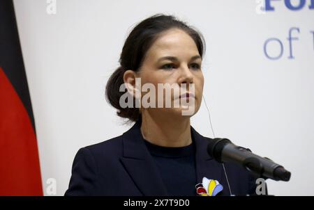 KIEW, UKRAINE - 21. MAI 2024 - die Bundesaußenministerin der Bundesrepublik Deutschland Annalena Baerbock nimmt an einem gemeinsamen Briefing mit der ukrainischen Außenministerin Dmytro Kuleba im Rahmen ihres Treffens in Kiew, Hauptstadt der Ukraine, Teil. Stockfoto