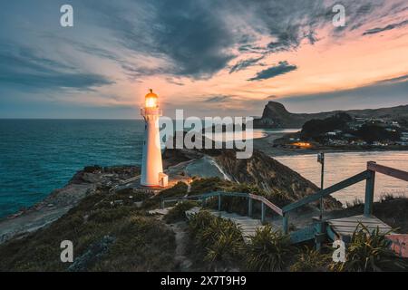 Blick auf Castlepoint Lighthouse oder Holiday Light mit Balken und Treppe an der Wairarapa Küste am Abend in Wellington, Neuseeland Stockfoto