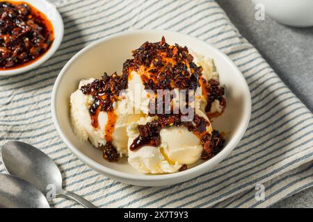 Kalte scharfe Chili Crisp Ice Cream in einer Schüssel Stockfoto