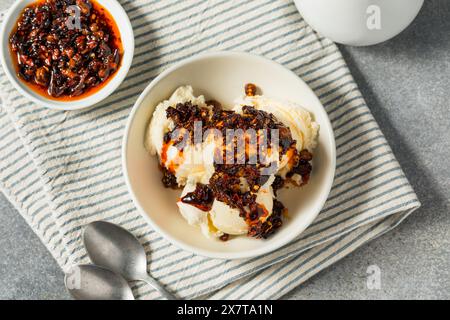 Kalte scharfe Chili Crisp Ice Cream in einer Schüssel Stockfoto