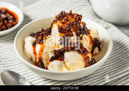 Kalte scharfe Chili Crisp Ice Cream in einer Schüssel Stockfoto