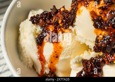 Kalte scharfe Chili Crisp Ice Cream in einer Schüssel Stockfoto