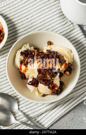 Kalte scharfe Chili Crisp Ice Cream in einer Schüssel Stockfoto