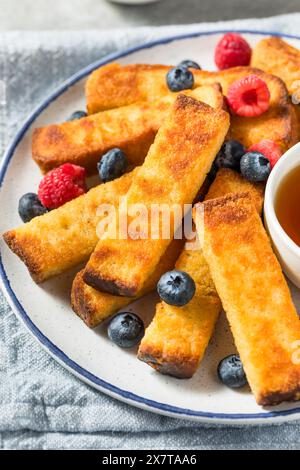 Gesunde French Toast Sticks zum Frühstück mit Ahornsirup Stockfoto