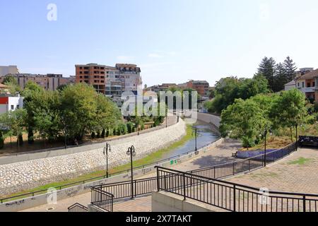 22. September 2023: Gjakova im Kosovo: Moderner Teil der Stadt an einem sonnigen Tag Stockfoto