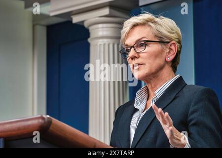 Washington D.C., USA – 23. Januar 2023: Jennifer Granholm, US-amerikanische Energieministerin, spricht in ein Mikrofon hinter einem Podium im White Stockfoto