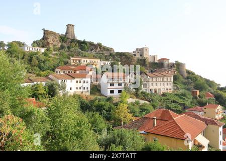 22. September 2023: Kruja in Albanien: Ruinen der Fatih-Sultan-Mehmet-Moschee auf dem Gelände der Kruja-Burg Stockfoto