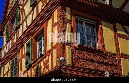 Verzierte traditionelle Fachwerkhäuser mit blühenden Blumen in einem beliebten Dorf an der elsässischen Weinstraße in Kaysersberg Vignoble, Frankreich Stockfoto